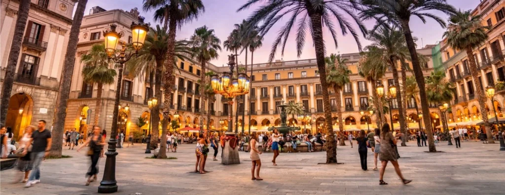 Vy över Plaça Reial i Barcelona