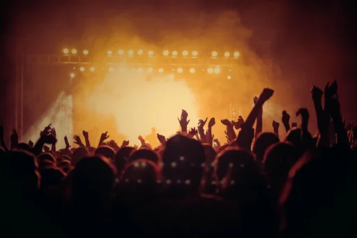 En musikkonsert med flera tusen personer framför scenen. Så får du biljetter till utsålda konserter.