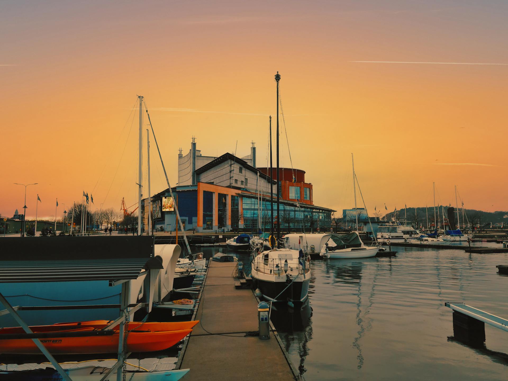 I Göteborg hittar du några av de bästa restaurangerna vid vattnet i Sverige. Bilden visar kajkanten utanför Nordstaden.