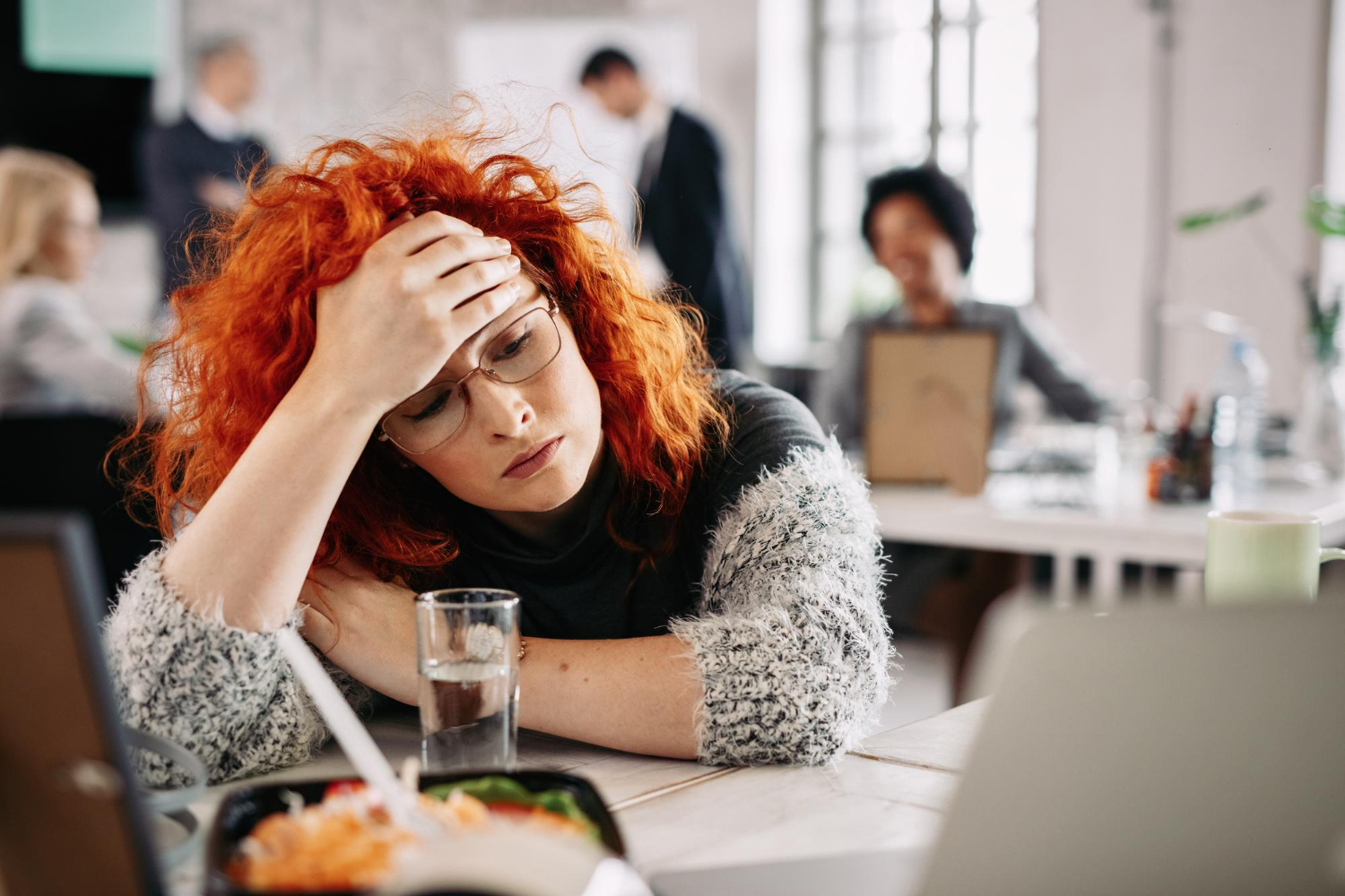 13 sätt för att sänka din stressnivå. Bilden visar en kvinna som är stressad.