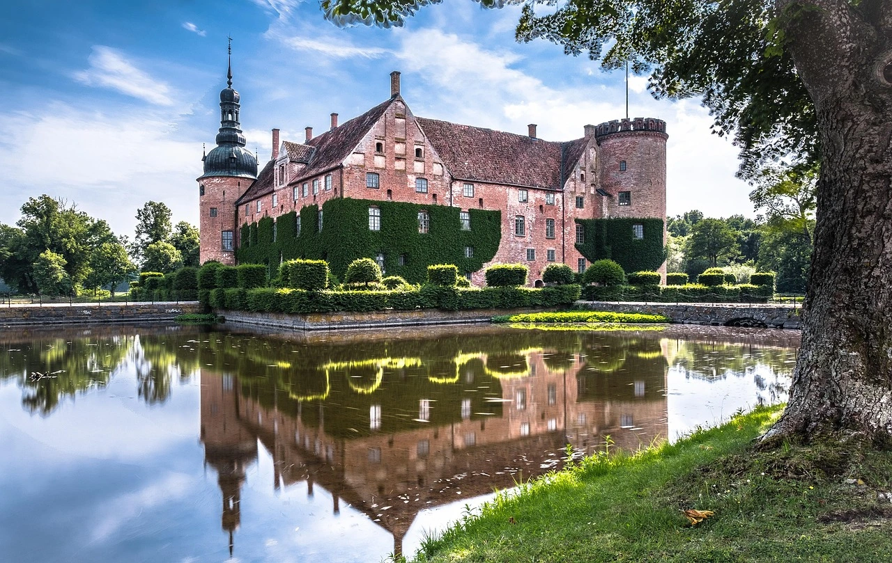 Vittskövle slott söder om Kristiansta är en av alla sevärdheter i Skåne du bör besöka.