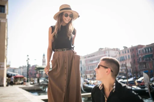 Ungt par i modetreendiga kläder under modeveckan i Milano