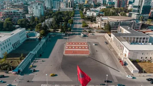Skanderbegtorget är ett av alla sevärdheter i Tirana du borde besöka