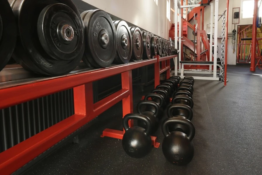 Vikter på ett gym för styrketräning