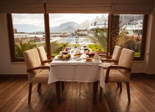 Bord uppdukat med mat och vin - att välja rätt vin till maten