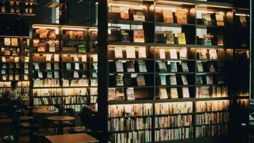 Hylla i bibliotek med några av de bästa deckarna