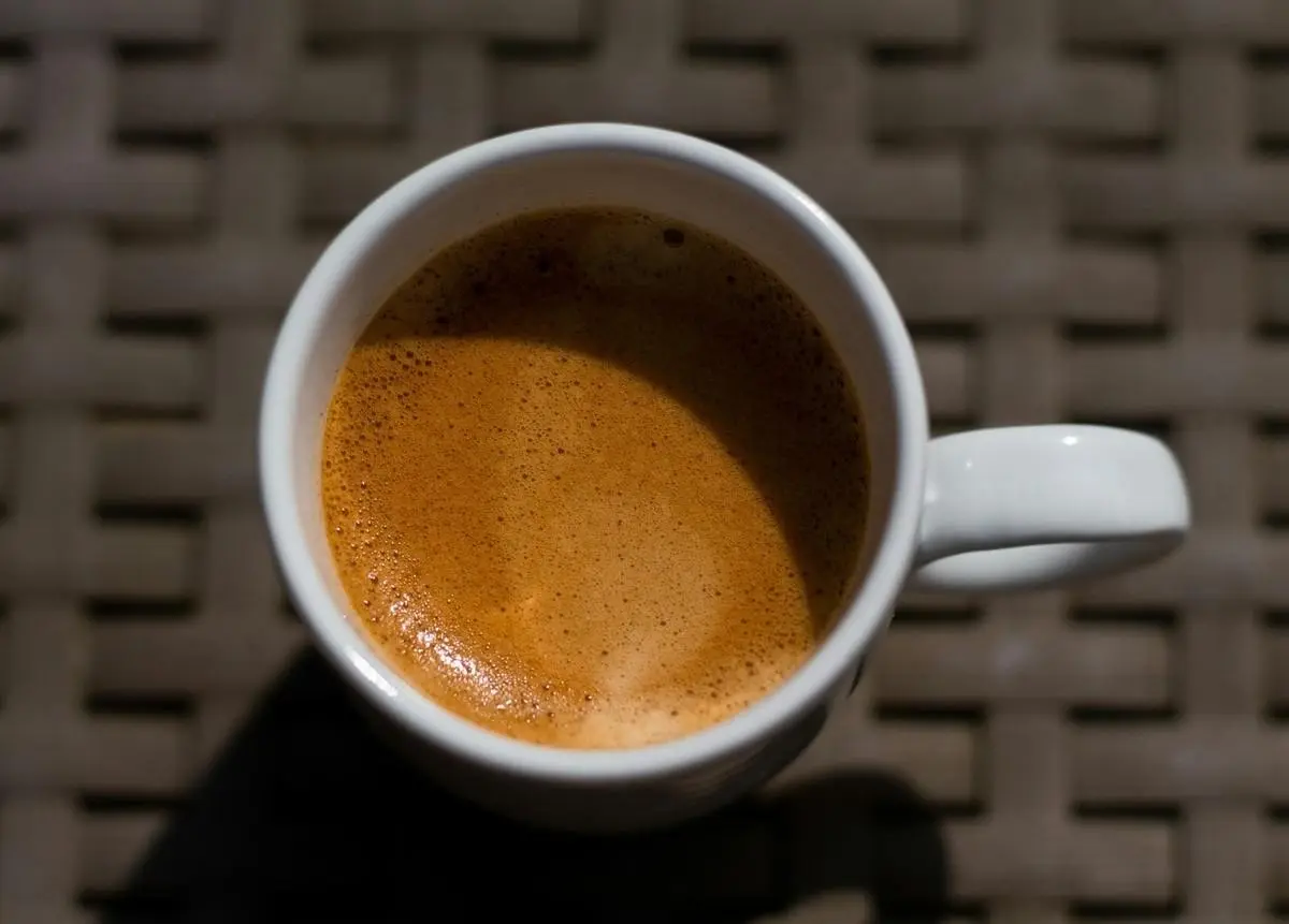 Kaffekopp på ett utebord - läs om svensk kaffekultur