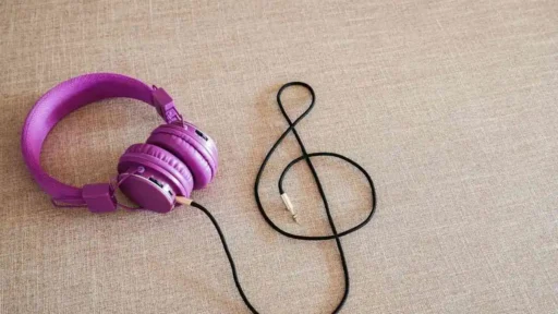 Ett par lila hörlurar, kanske med spotify artister 2025