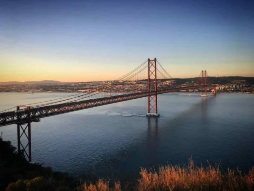 Vy över Golden Gate bron i kvällning, en plats att besöka om du reser till San Francisco med barn