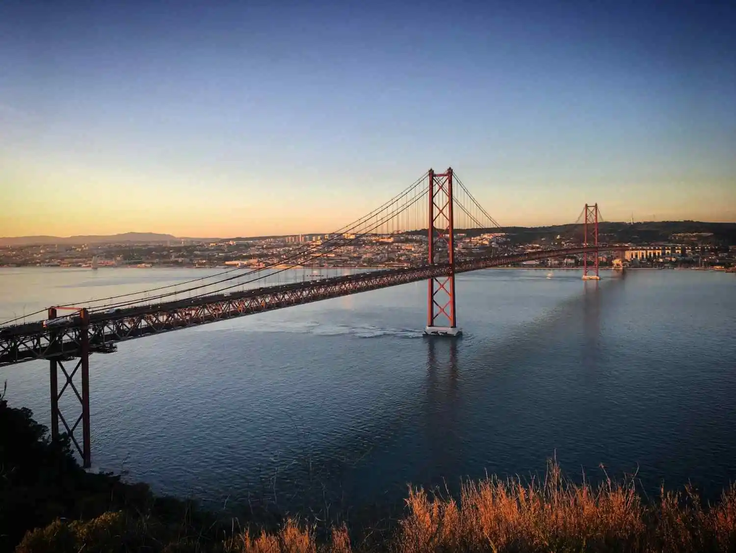 Vy över Golden Gate bron i kvällning, en plats att besöka om du reser till San Francisco med barn