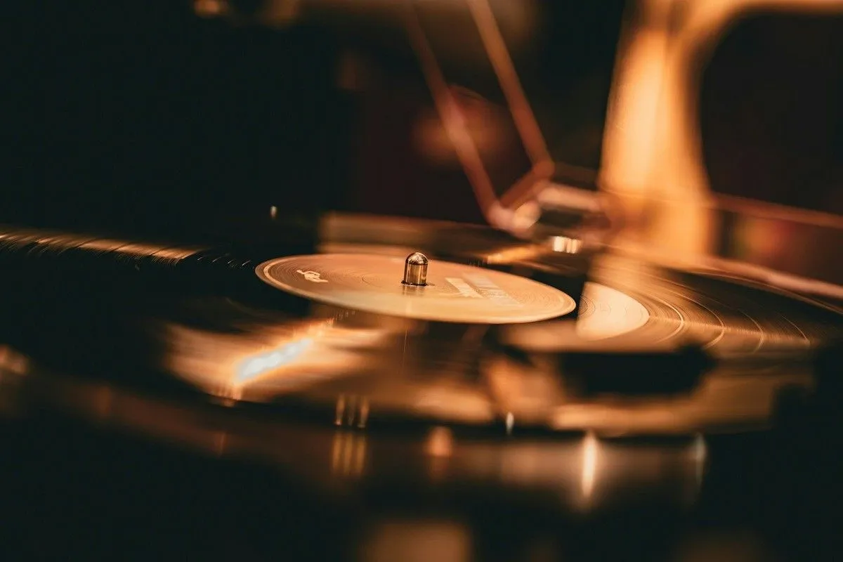 en skiva i en skivspelare med kända coverslåtar