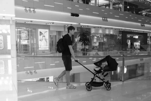 Pappa går med barn i barnvagn, bli mer organiserad i vardagen