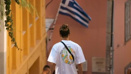 Person på en gata i Grekland