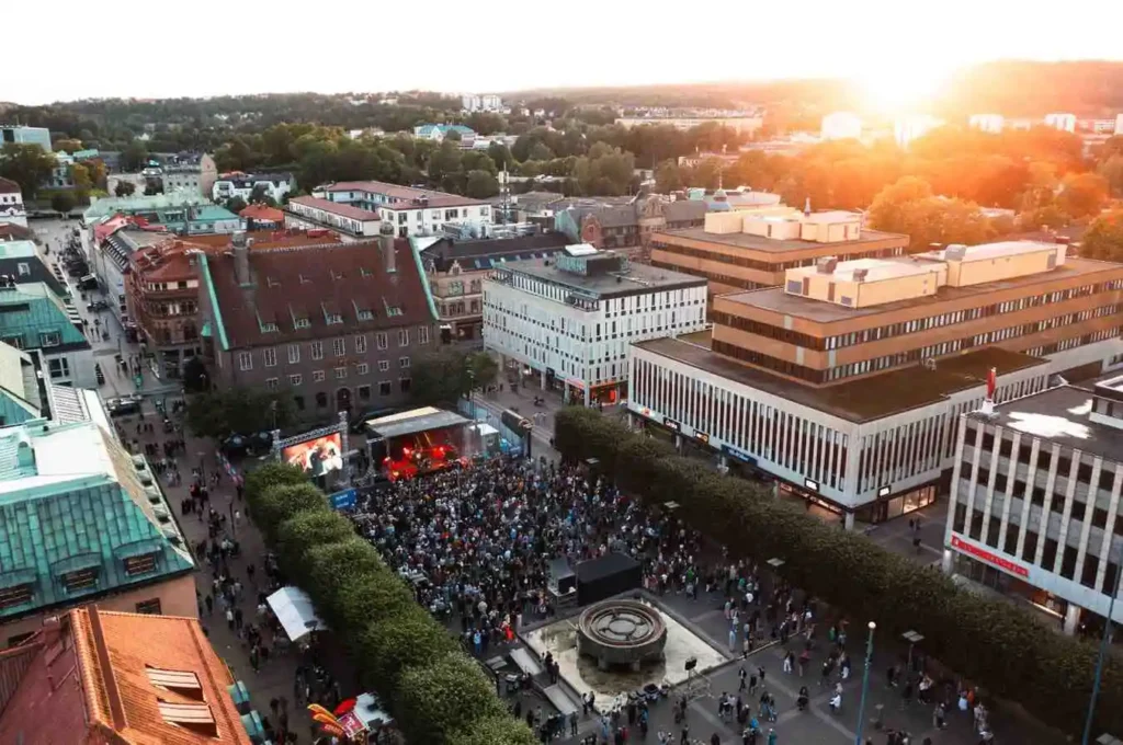 Vy över Stora Torget under sommartorsdagarna