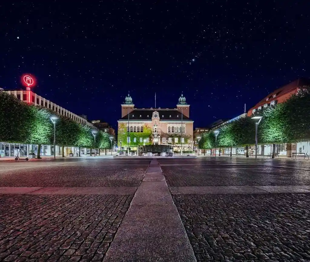 Rådhuset på Stora Torget i Borås kvällstid stjärnklart